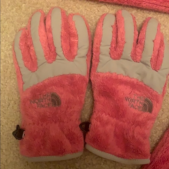 3pc North Face fleece, hat & gloves - Picture 5 of 5